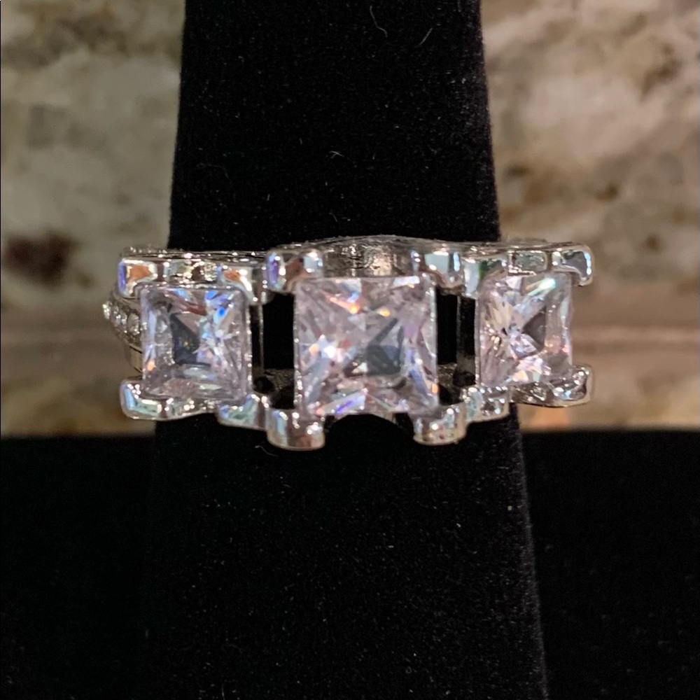 Glamorous 925 Sterling Silver ring w/3 stones